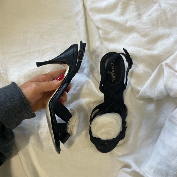 CHANEL BLACK SLINGBACK HEEL WITH WHITE ROSETTE - Picture 3 of 5